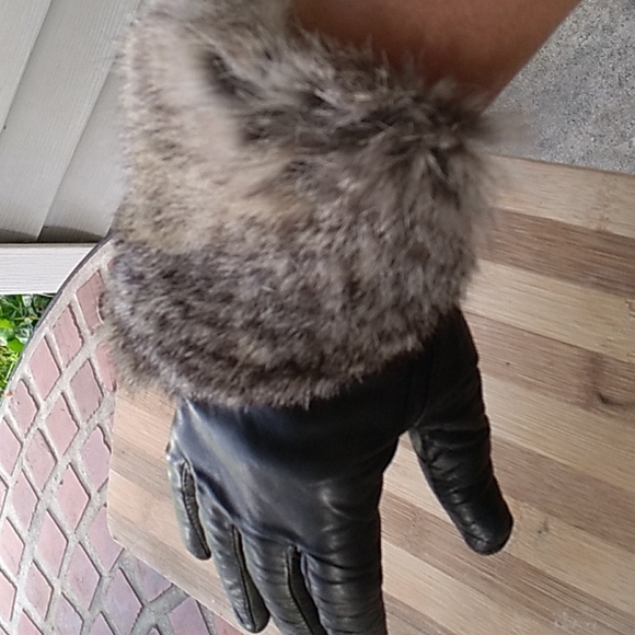 Saks Fifth Avenue Accessories - Vintage, Silver Fox, Black Leather Gloves, beautiful
